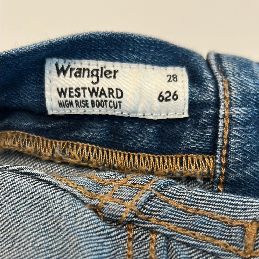 Wrangler FENDER Westward 626:  Blue Jeans with Patches and graffiti. So fun! - Picture 6 of 6